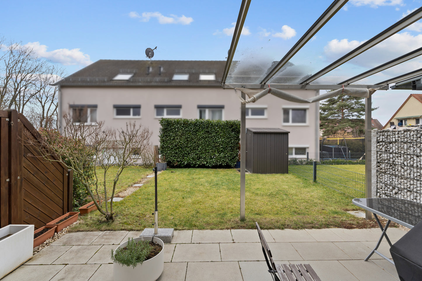 ERFOLGREICH VERMITTELT - Modernes Reihenmittelhaus mit Garten in Stuttgart-Stammheim