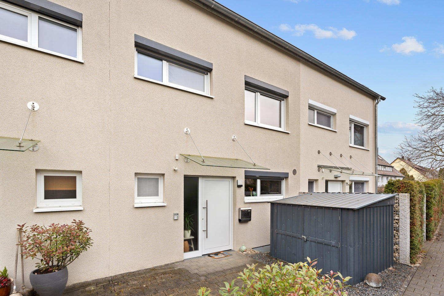ERFOLGREICH VERMITTELT - Modernes Reihenmittelhaus mit Garten in Stuttgart-Stammheim